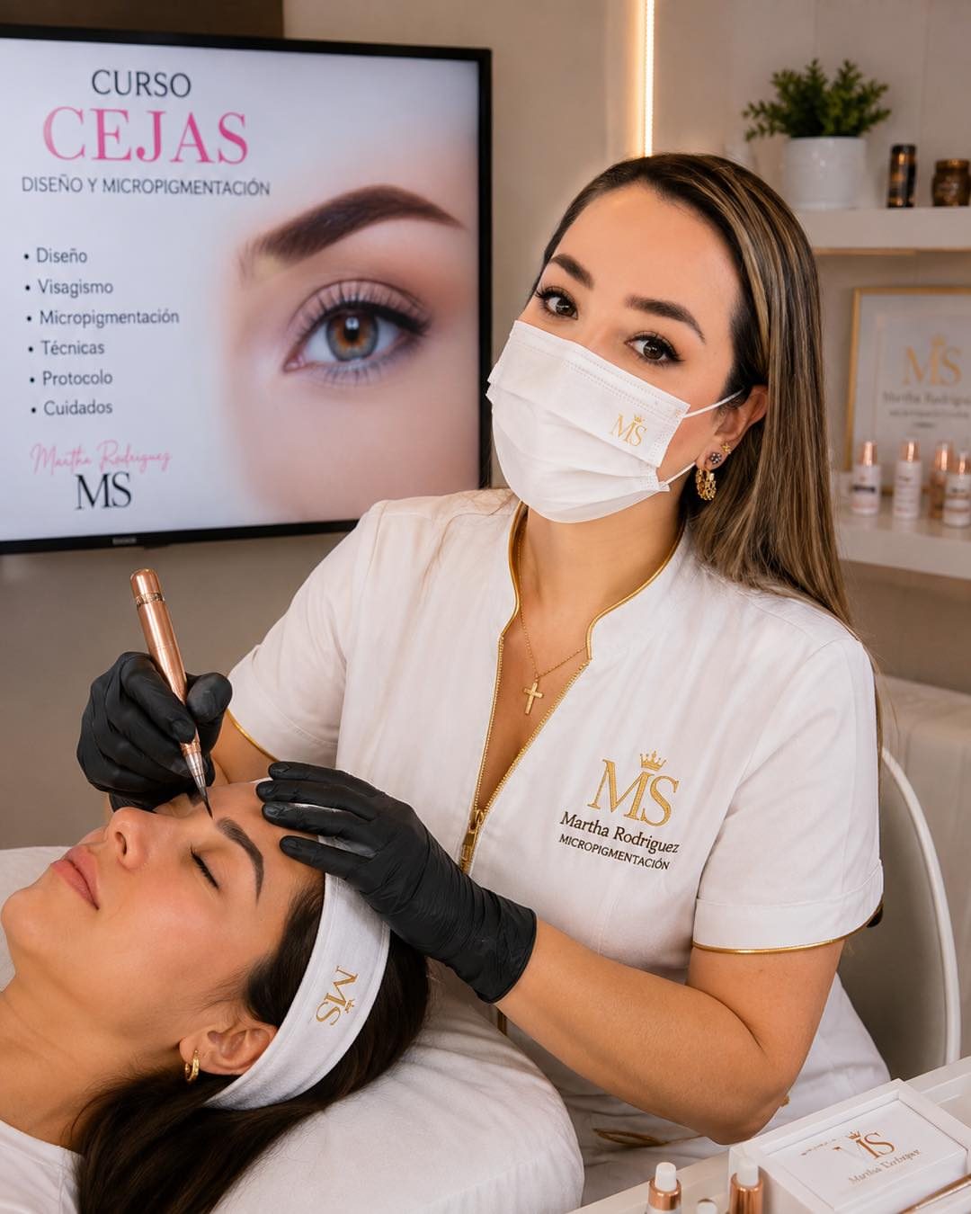 Resultado natural y duradero de Hairstrokes y Cejas Híbridas por MS Micropigmentación
